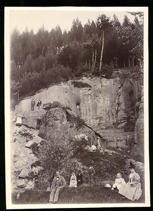 Fotografie unbekannter Fotograf, Ansicht Neuschloss / Böhmen, Felsenwohnungen in einer Steilwand