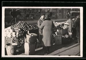 Foto-Ansichtskarte Obstverkäuferin und Kunde am Marktstand