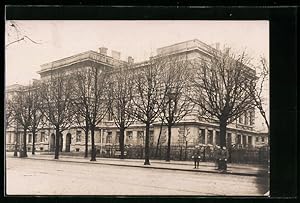Foto-Ansichtskarte Riga, Töchterschule / Kriegslazarett 124, Strassenansicht mit Soldatengruppe