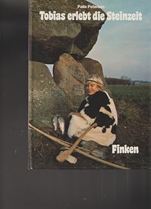 Seller image for Tobias erlebt die Steinzeit. Kinder spielen in einem Freilichtmuseum " Steinzeit" so, wie die Menschne vor etwa 5000 Jahren gelebt haben. Auf den Fotografien sind die Kinder mit iriginalgetreuen Nachbildungen von Kleidung, Gerten, Waffen und Schmuck zu sehen. Mehrere Museen haben diese Dinge fr Aufnahmen leihweise zur Verfgung gestellt. for sale by Ant. Abrechnungs- und Forstservice ISHGW