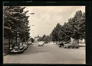 Immagine del venditore per Ansichtskarte Berlin, Unter den Linden mit Brandenburger Tor im frhen DDR-Ambiente venduto da Bartko-Reher