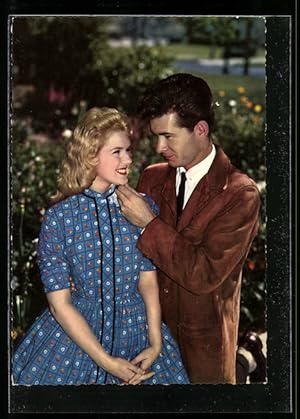 Bild des Verkufers fr Ansichtskarte Schauspieler Connie Stevens und Gary Clarke im Park zum Verkauf von Bartko-Reher