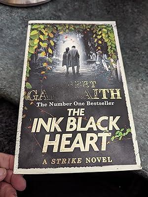 Bild des Verkäufers für The Ink Black Heart: The Number One international bestseller (Strike 6) zum Verkauf von SGOIS