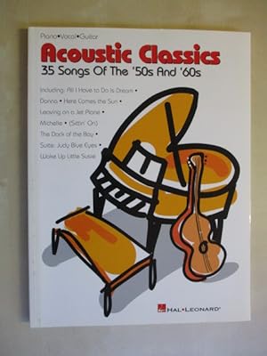 Imagen del vendedor de Acoustic Classics - 35 Songs of the 50s and 60s. 35 favorites from the early days of rock 'n' roll: Across the Universe * All I Have to Do Is Dream * Be-Bop-A-Lula * Donna * Helplessly Hoping * Here Comes the Sun * Leaving on a Jet Plane * The Magic Bus * Michelle * Not Fade Away * Poor Little Fool * (Sittin' On) The Dock of the Bay * Suite: Judy Blue Eyes * Travelin' Man * Turn! Turn! Turn! * Wake Up Little Susie * We Shall Overcome * and more. a la venta por Brcke Schleswig-Holstein gGmbH