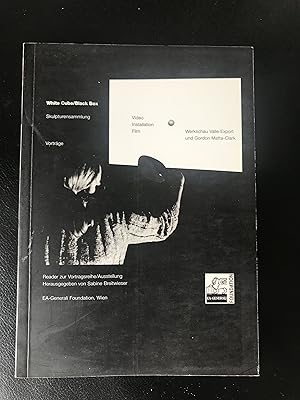 Immagine del venditore per White Cube/Black Box : Skulpturensammlung. Vortrge: Video, Installation, Film. Werkschau Valie Export and Gordon Matta-Clark (German/English) venduto da Antiquariat UEBUE