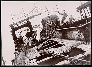 Seller image for Fotografie Russisch-Japanischer Krieg, japanische Soldaten an Deck eines fast gekenterten Schiffes for sale by Bartko-Reher