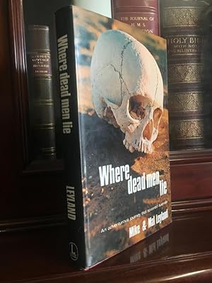 Bild des Verkufers fr Where Dead Men Lie. An Adventurous Journey that Spanned Australia. zum Verkauf von Time Booksellers