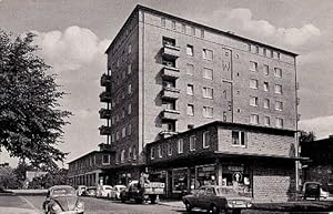 Bild des Verkufers fr Bahnhofsplatz mit Hochhaus. Ansichtskarte in Photodruck. Ungelaufen. zum Verkauf von Antiquariat Heinz Tessin