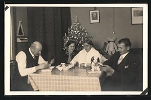 Foto-Ansichtskarte Familie bei der weihnachtlichen Bescherung, Teddy und Plüschhund