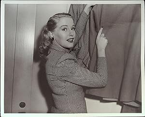 Bild des Verkufers fr Hall Wall 8 X 10 Still 1948 Dorothy Patrick on Set! zum Verkauf von AcornBooksNH