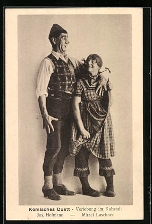 Bild des Verkufers fr Ansichtskarte Komikerpaar im lustigen Outfit, Josef Hoffmann und Mirzl Luschner, Verlobung im Kuhstall zum Verkauf von Bartko-Reher
