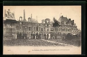 Carte postale Eu, Le Chateau, pendant l`incendie