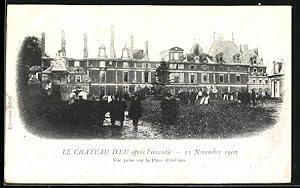 Carte postale Eu, Le Chateau, pendant l`incendie, Vue prise sur la Place d`Orléans