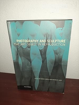 Image du vendeur pour Photography and Sculpture: The Art Object in Reproduction (Issues & Debates) mis en vente par AwardWinningBooks