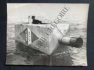 PHOTOGRAPHIE-UNE BOUTEILLE DANS LA MANCHE-ROBERT PLATTEN-GIN GILBEY'S-1965