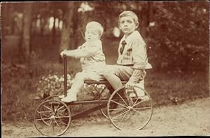 Foto Ansichtskarte / Postkarte Zwei Jungen auf einem Kinderfahrzeug