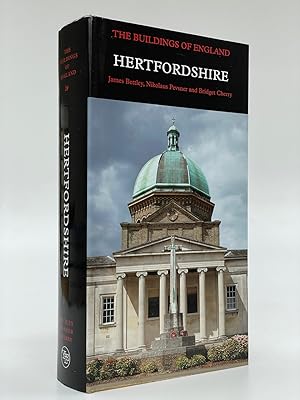 Imagen del vendedor de Pevsner Architectural Guides: The Buildings of England: Hertfordshire a la venta por Anthony Smith Books