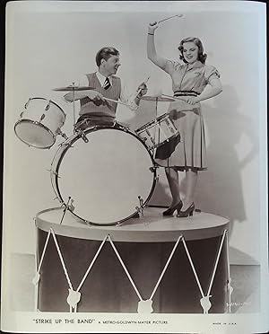 Bild des Verkufers fr Strike Up the Band 8 x 10 Still 1940 Judy Garland, Mickey Rooney zum Verkauf von AcornBooksNH