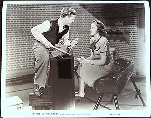 Bild des Verkufers fr Strike Up the Band 8 x 10 Still 1940 Judy Garland, Mickey Rooney zum Verkauf von AcornBooksNH