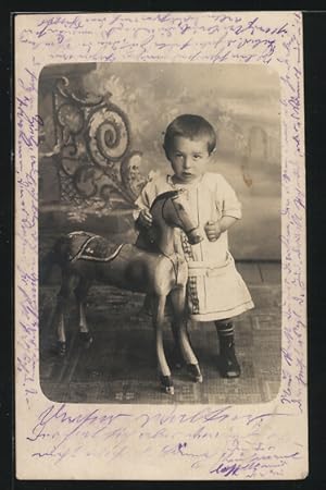 Ansichtskarte Kleinkind mit Holzpferd