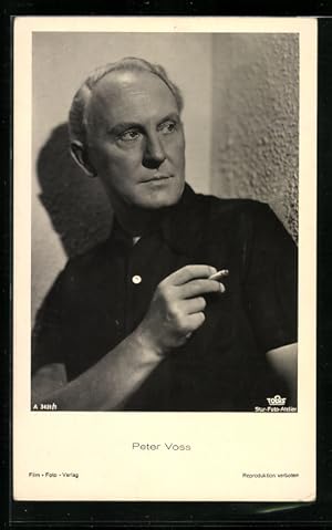 Bild des Verkufers fr Ansichtskarte Schauspieler Peter Voss mit Zigarette und im schwarzen Hemd zum Verkauf von Bartko-Reher