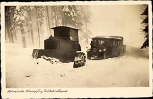 Ansichtskarte / Postkarte Motorisierter Schneepflug, Post-Auto abschleppend, Autobus, Winter