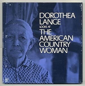 Bild des Verkufers fr Dorothea Lange Looks At the American Country Woman: A Photographic Essay zum Verkauf von Between the Covers-Rare Books, Inc. ABAA