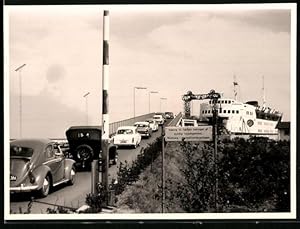 Fotografie unbekannter Fotograf, Ansicht Frederikshavn, Autos fahren zur Autofähre