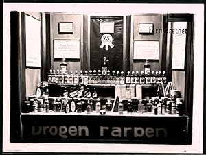 Seller image for Fotografie Ladengeschäft für Drogen, Farben, Schaufensterauslage mit Parfüm, Elexieren for sale by Bartko-Reher