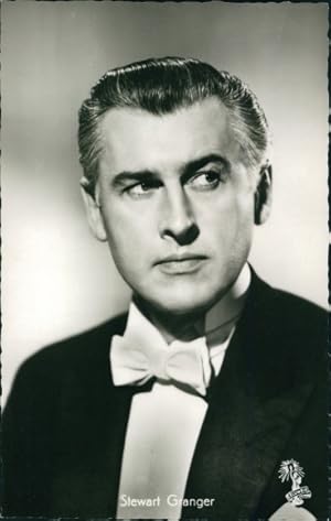 Bild des Verkufers fr Ansichtskarte / Postkarte Schauspieler Stewart Granger, Portrait mit Fliege, Zwischen Hass und Liebe zum Verkauf von akpool GmbH