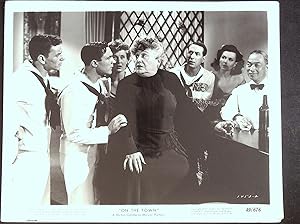 Image du vendeur pour On the Town 8 X 10 Still 1949 Gene Kelly, Frank Sinatra, Jules Munshin! mis en vente par AcornBooksNH