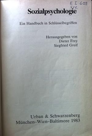 Bild des Verkufers fr Sozialpsychologie : e. Handbuch in Schlsselbegriffen. zum Verkauf von books4less (Versandantiquariat Petra Gros GmbH & Co. KG)