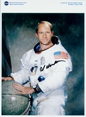 Ansichtskarte / Postkarte Astronaut Alfred Al Worden, NASA, Portrait, Autogramm
