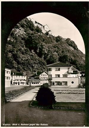 Postkarte Carte Postale 73890379 Vaduz Liechtenstein FL Blick vom Rathaus gegen das Schloss