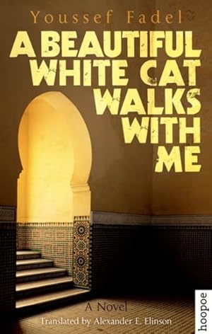 Image du vendeur pour Beautiful White Cat Walks with Me mis en vente par GreatBookPricesUK