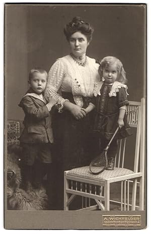 Bild des Verkufers fr Fotografie A. Wickfelder, Essen /Ruhr, Schtzenbahn 4, Mienchen Kpper mit ihren zwei Kindern, geb. Helpertz zum Verkauf von Bartko-Reher
