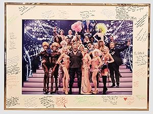 Image du vendeur pour Monumentale photographie reprsentant Thierry Mugler entour des artistes de son spectacle de cabaret "Mugler Follies" mis en vente par Librairie Le Feu Follet