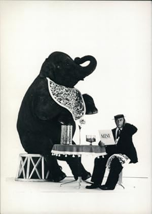 Imagen del vendedor de Ansichtskarte / Postkarte Schauspieler Buster Keaton, sitzt mit Elefant am Tisch a la venta por akpool GmbH