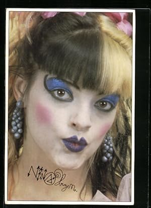 Bild des Verkufers fr Ansichtskarte Musikerin Nina Hagen mit bunten Haaren posierend zum Verkauf von Bartko-Reher