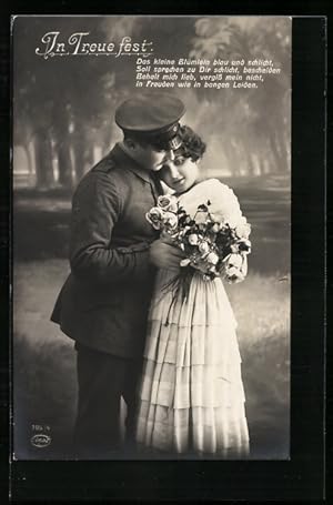 Bild des Verkufers fr Foto-Ansichtskarte Amag Nr. 795 /4: In Treue fest, Soldat und seine Liebste bei einer Umarmung zum Verkauf von Bartko-Reher