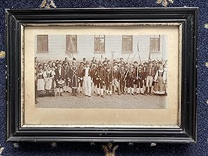 Bild des Verkufers fr Personengruppe der Saulgauer Fasnet 1896 : rckseitig bezeichnet 'Franzosen-Samstag : Zur Erinnerung an die Fastnacht 1896' : querformatige Albuminfotografie von Franz J. Mock, Photograph Buchau a/F[edersee] auf Trgerkarton montiert, unten rechts blindgeprgter Fotografenstempel, alt unter Glas gerahmt. zum Verkauf von Antiquariat an der Stiftskirche