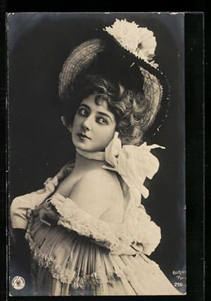 Bild des Verkufers fr Foto-Ansichtskarte NPG Nr.298 /9: Hbsche junge Frau mit extravagantem Hut zum Verkauf von Bartko-Reher