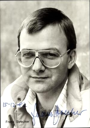 Bild des Verkufers fr Ansichtskarte / Postkarte Schauspieler Frank Strecker, Portrait, Autogramm, Brille zum Verkauf von akpool GmbH