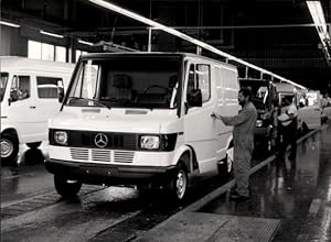 Foto Auto Mercedes, Mercedes-Benz-Transporter, Transporterwerk in Düsseldorf