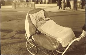 Foto Ansichtskarte / Postkarte Baby im Kinderwagen, Schlafendes Kind