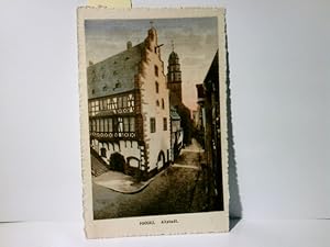 Bild des Verkufers fr Hanau. Altstadt. Alte Ansichtskarte / Postkarte farbig, gel. als Feldpost 1917. Blick in enge Gasse, Giebelhaus mit Fachwerk, Turm im Hintergrund. zum Verkauf von ABC Versand e.K.