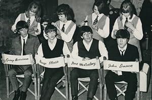 Imagen del vendedor de Ansichtskarte / Postkarte The Beatles, George Harrison, Ringo Starr, Paul McCartney, John Lennon, Beim Frisieren a la venta por akpool GmbH