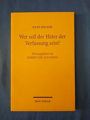 Seller image for Wer soll Hter der Verfassung sein? : Abhandlungen zur Theorie der Verfassungsgerichtsbarkeit in der pluralistischen, parlamentarischen Demokratie. Hans Kelsen. Hrsg. und mit einer Einf. und Auswahlbibliogr. vers. von Robert Ch. van Ooyen for sale by Antiquariat BehnkeBuch