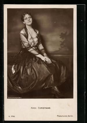 Bild des Verkufers fr Ansichtskarte Schauspielerin Mady Christians sitzend im langen Kleid zum Verkauf von Bartko-Reher