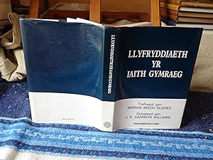 Seller image for LLYFRYDDIAETH YR IAITH GYMRAEG for sale by librairie ESKAL